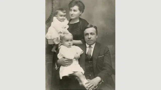 القصة الحقيقية للمحرقة النازية بعيون أحد الناجين