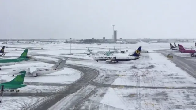ダブリンの空港は雪と大風による影響を大きく受けた(1日)