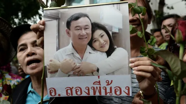 กลุ่มผู้สนับสนุนถือรูปทักษิณ และ ยิ่งลักษณ์ ชินวัตร