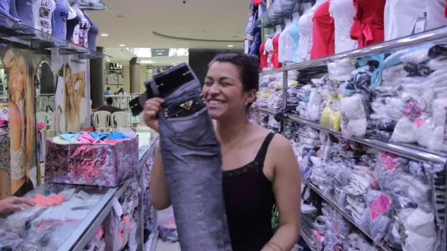 Carolina Castillo muestra un jean