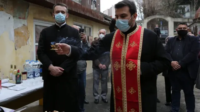 Tetkica Bibija, Romi, sveštenik