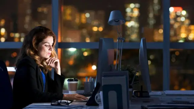 موظفة تفكر في مكان عملها