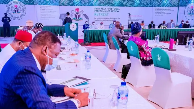 Pipo wey come for di first year ministerial performance review