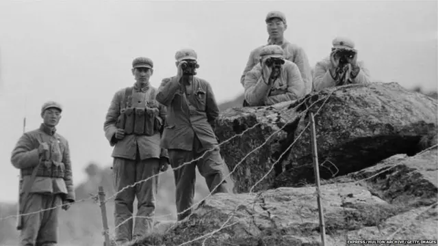 नाथूला दर्रे पर निगरानी करते चीनी सैनिक (आर्काइव तस्वीर, तारीख 3 अक्टूबर, 1967)