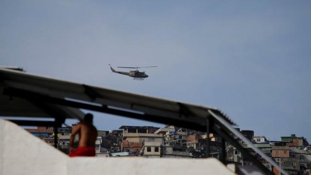 Helicóptero sobrevoa a Rocinha