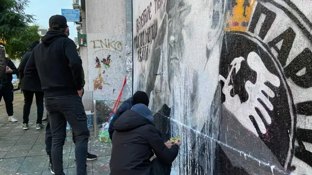 Чишћење фарбе са мурала