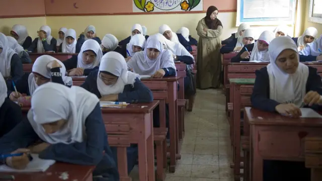 طالبات في قاعة امتحانات