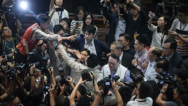 香港的本土派认为透过立法会等机关，已经不能推动香港的民主运动。