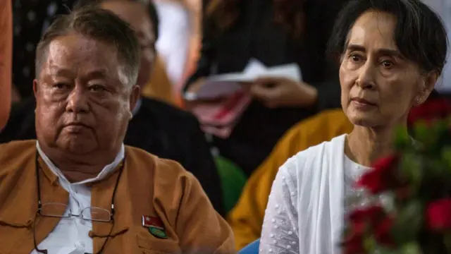 ပါတီဥက္ကဋ္ဌဦးအောင်ရွှေနာရေးကို လိုက်ပါပို့ဆောင်ခဲ့တဲ့ ဒေါ်အောင်ဆန်းစုကြည်နဲ့ ဦးဝင်းထိန်