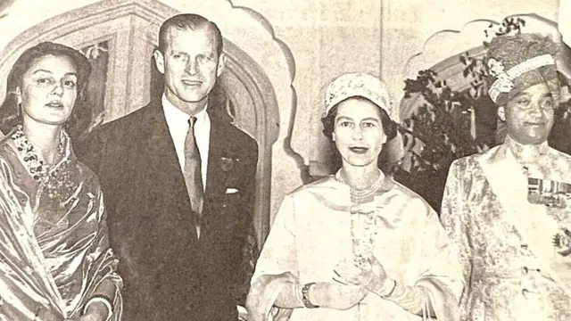 जयपुर की महारानी गायत्री देवी और महाराजा मान सिंह द्वितीय ब्रितानी महारानी एलिजाबेथ द्वितीय और उनके पति प्रिंस फिलिप के साथ