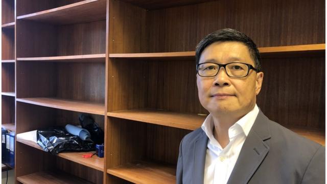 陈健民已经辞去大学教席，访问当天，他把办公室内的所有书本都清理。