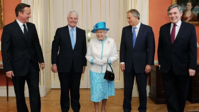 2012年，女王和她的首相们: 卡梅伦、梅杰、布莱尔、戈登·布朗（右一）