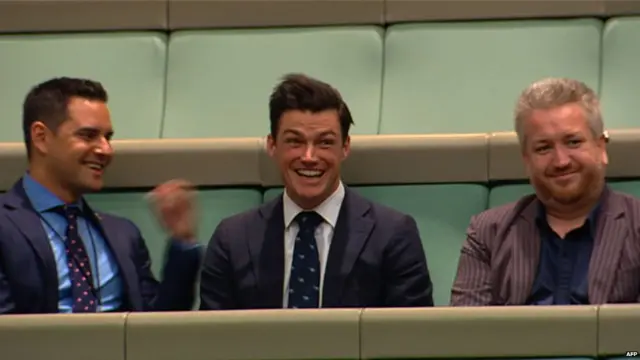 หลังนายวิลสันกล่าวขอแต่งงานจบ นายโบลเจอร์ที่นั่งอยู่ในส่วนชมการประชุมสภาฯสำหรับประชาชนก็ตะโกนตอบตกลงว่า "ครับ"