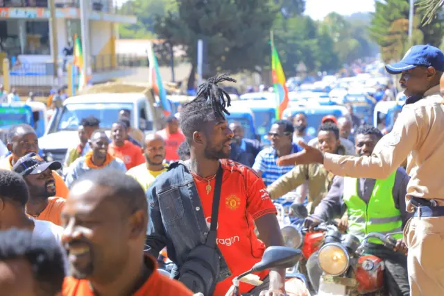 ደስታቸውን ለመግለጽ አደባባይ የወጡ ሰዎች