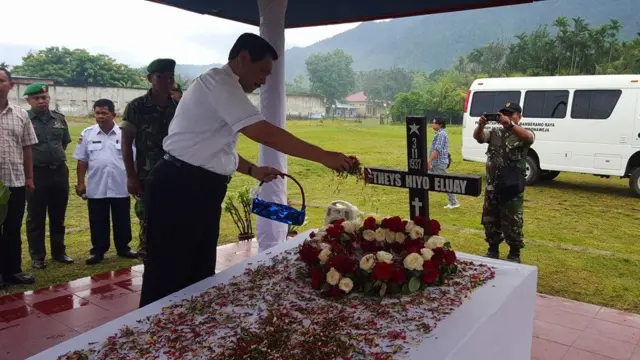 Papua: Polemik Pemindahan Makam Theys Hiyo Eluay - Dihendaki Keluarga ...