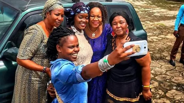 Katchie Nzama oo ka sheekeyneysa khibaradeeda shan dal oo Afrikaan ah oo ay u safartay