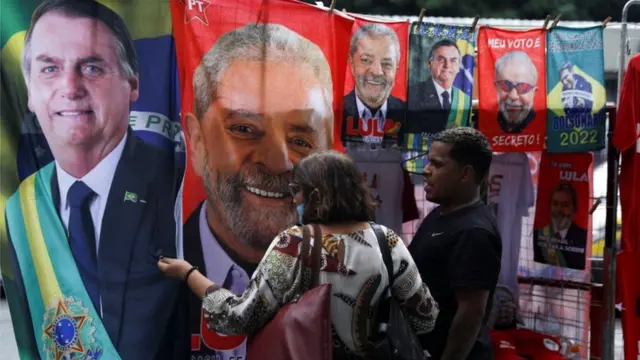 Mulher observa toalhas e materiaiscaça niquel pccampanha que retratam o ex-presidente Luiz Inácio Lula da Silva e o presidente Jair Bolsonaro, no Riocaça niquel pcJaneiro,caça niquel pc20caça niquel pcjulhocaça niquel pc2022