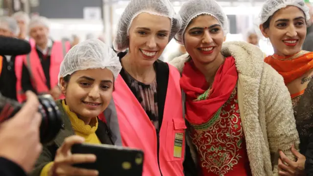 పండ్ల ప్యాకింగ్ కేంద్రంలో మహిళలతో ప్రధాని జసిండా