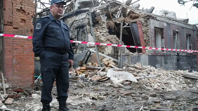 Polis dağıntılar qarşısında durur