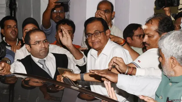 चिदंबरम यांना घेऊन जाताना सीबीआयचे अधिकारी