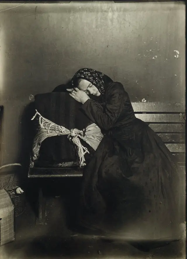 Русская женщина-иммигрантка на острове Эллис, 1907 год