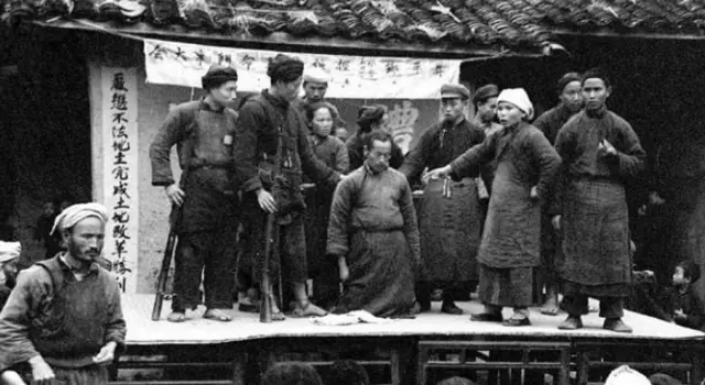 在土改運動中，「斗地主」成為農民「翻身做主」的象徵。