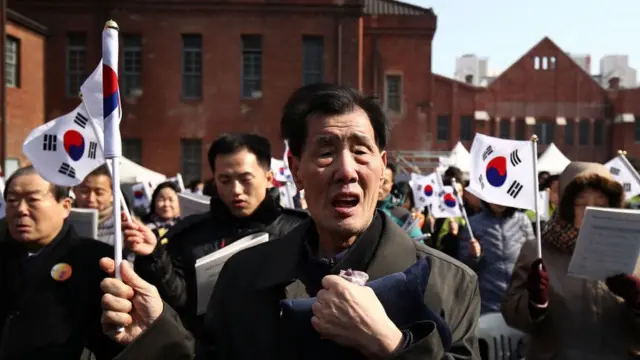 제99주년 3·1절 기념식에 참가한 시민들이 태극기를 흔들고 있다