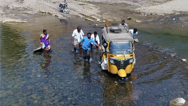 వాగు దాటుతున్న ఆటో