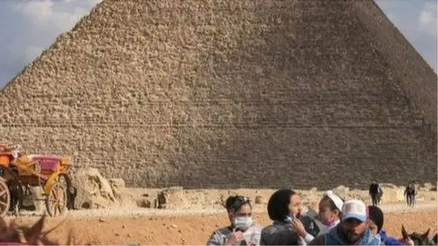 Masriitti lafa hawata turiistii keessaa tokkoo Piraamiidii Giizaa