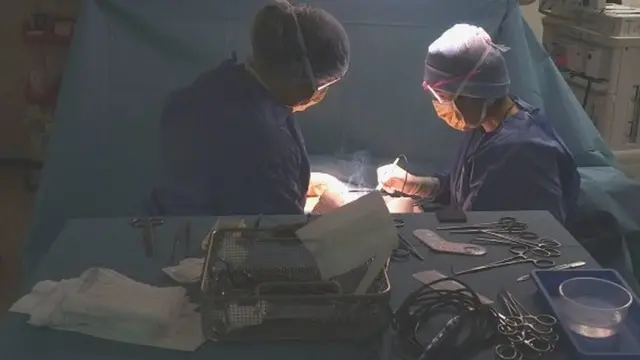 Mais première mondiale, le donneur blanc n'était pas de la même couleur que le receveur, noir.