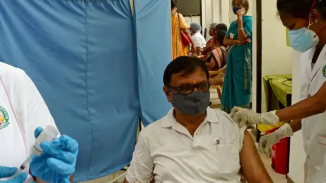 கொரோனா தடுப்பூசி செலுத்தல்