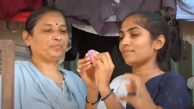 વર્ષા ચૌહાણ (જમણે): "હું પહેલા કાપડ વાપરતી હતી અને હવે મેન્સ્ટ્રુઅલ કપનો ઉપયોગ કરું છું."