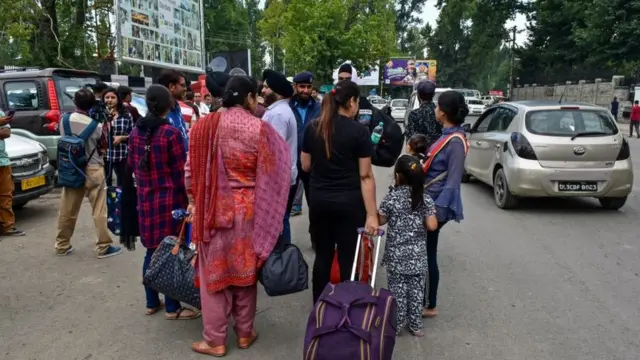 দলে দলে কাশ্মীর ছাড়ছেন পর্যটকরা