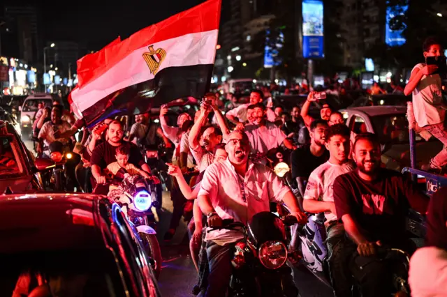 خوشحالی هواداران مصر پس از پیروزی این تیم برابر استرالیا و صعود به مرحله یکهشتم نهایی جام جهانی