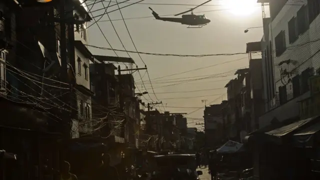 Un helicóptero sobrevolando el barrio.