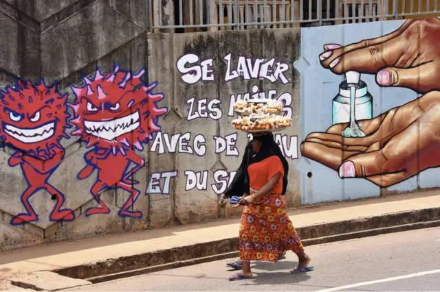 Ikindi cyapa cyo mu murwa mukuru Conakry, kuri uwo wa mbere, kiragira kiti: "Karaba intoki n'amazi n'isabune"