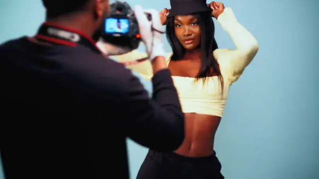 อัลทู วามา กำลังโพสท่าถ่ายแบบ