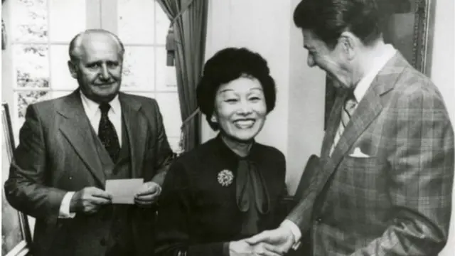 মার্কিন প্রেসিডেন্ট রোনাল্ড রিগ্যানের অনানুষ্ঠানিক দূত হিসাবে চীন সফর করেন আনা