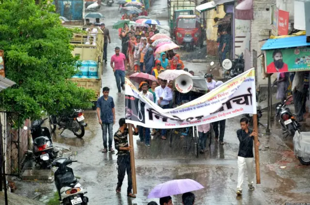 पीड़िता को इंसाफ़ दिलाने सड़कों पर उतरे लोग