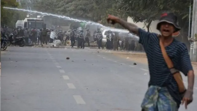 ตำรวจเมียนมาขณะปราบปรามการชุมนุมในเมืองมัณฑะเลย์เมื่อวันที่ 20 ก.พ.