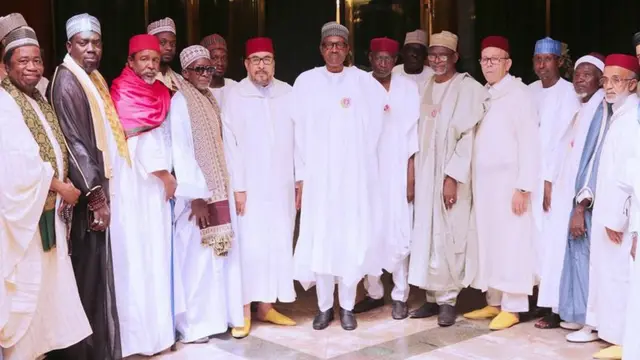 Shugaban Najeriya Muhammadu Buhari lokacin da ya gana da shugabanin Musulmi 'yan darika a fadarsa da ke Abuja ranar Juma'a