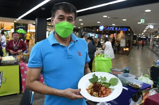 ชัยกรณ์เริ่มเป็นมัคคุเทศก์ตั้งแต่อายุ 27 และเชี่ยวชาญภาษาสเปนและโปรตุเกส