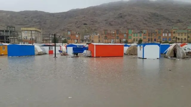 آب چادر و کانکس زلزله‌زدگان را گرفته است