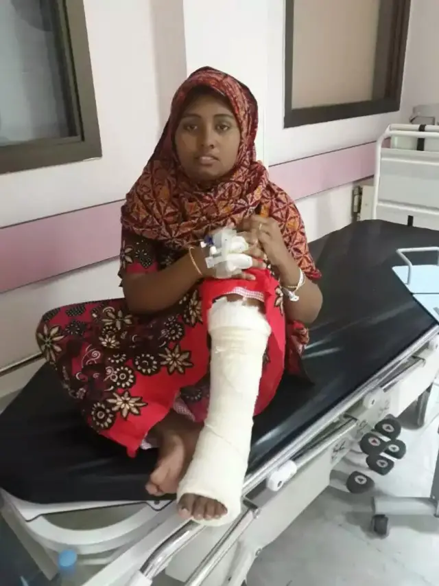 সৌদিতে যে বাড়িতে কাজ করেতেন যাত্রবাড়ীর তানিয়া কাজ করতেন সেখানে পিটিয়ে তার পা ভেঙে দেয়া হয়।