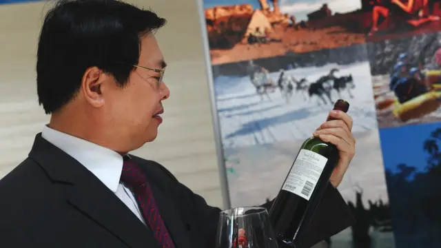 Ông Vu Huy Hoang khi đó là Bộ trưởng Công thương, đang xem xét chai rượu Argentina khi tới thăm gian hàng của nước này ở Hội thảo thương mại và đầu tư Việt Nam - Latin America tại Hà Nội ngày 5/7/ 2012.