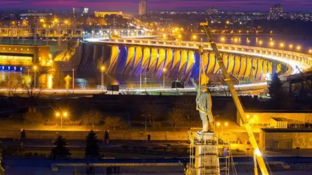 ලෙනින් යුක්රේනයෙන් සමුගනියි