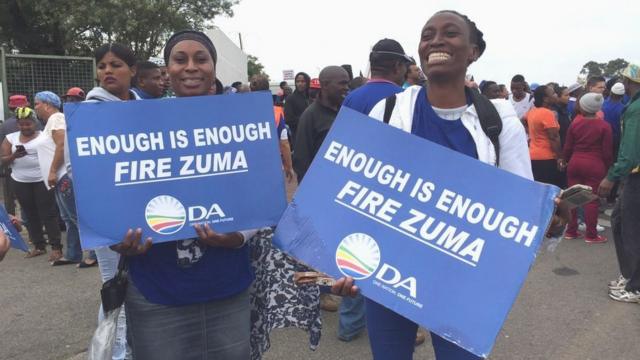 « Assez, c'est assez !», banderole de manifestants a Johannesburg.