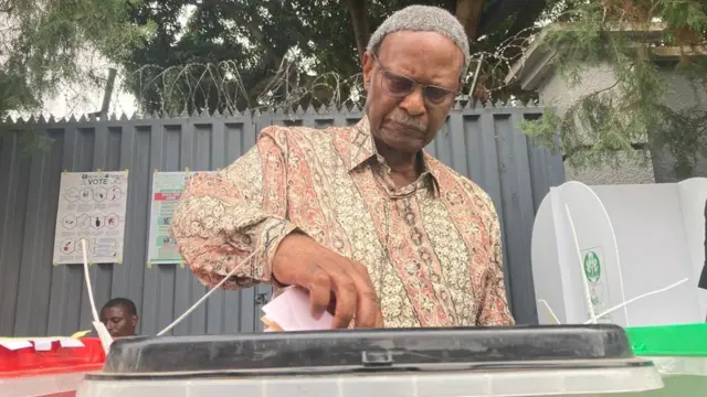 Emeka Anyaoku bụbu odeakwụkwọ otu CommonWealth mgbe ọ na-atụ vootu