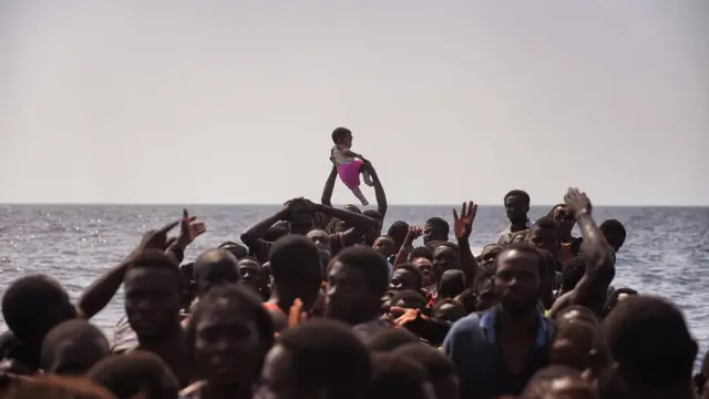 Мигранты в море