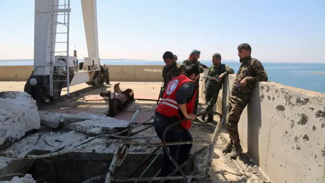 أفراد من الهلال الأحمر يفحصون سد الطبقة